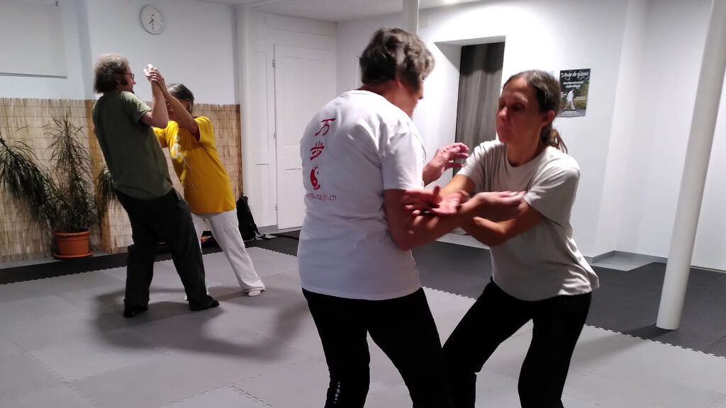 Deux paires d'adversaires pratiquent le tuishou